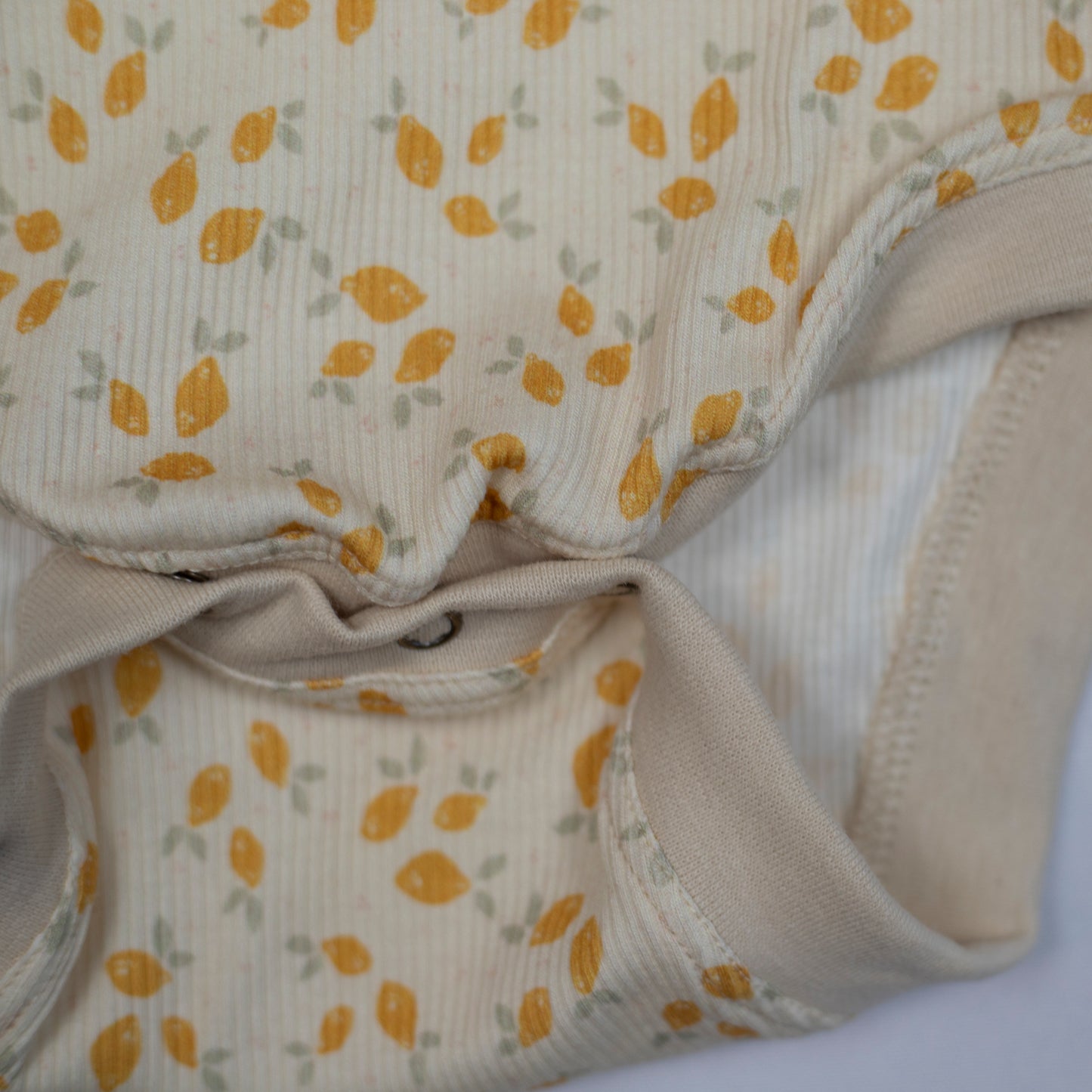 knoopjes romper voor wasbare luier, creme