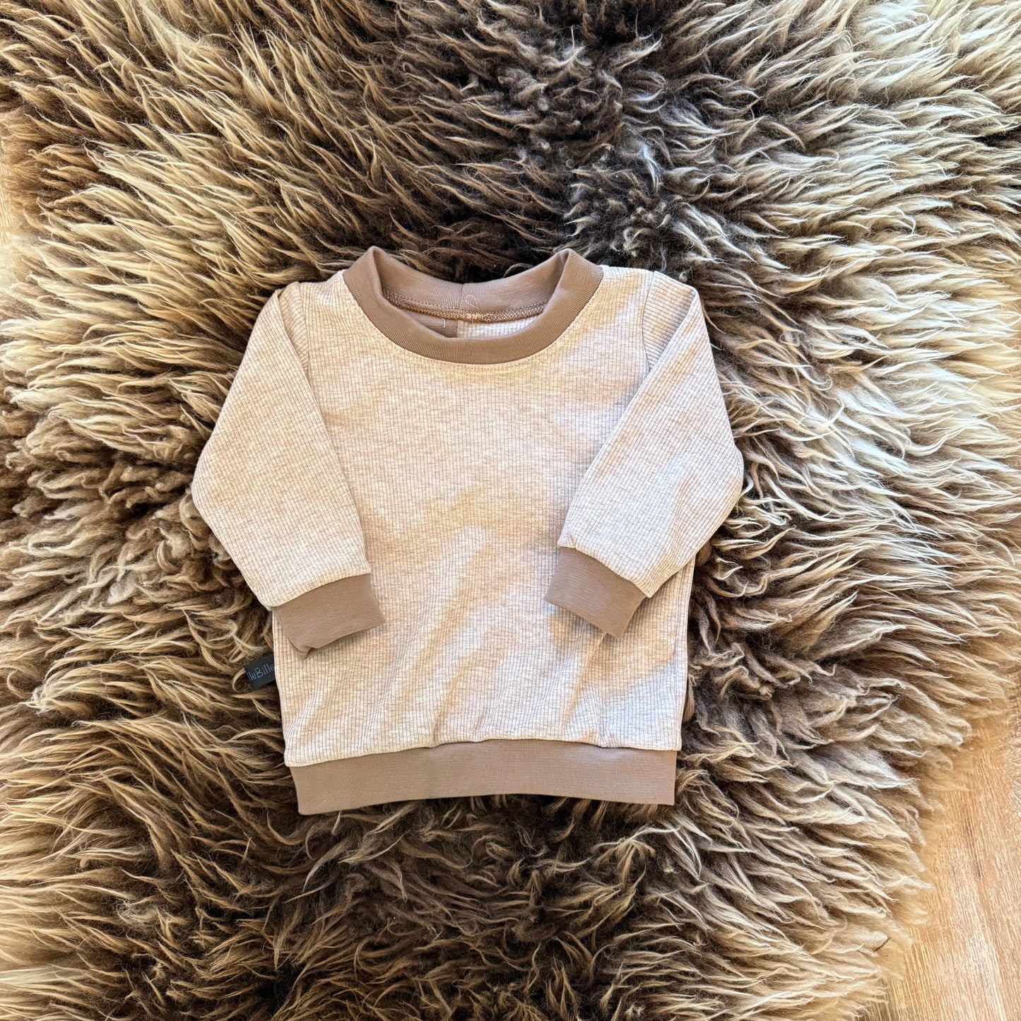 beige longsleeve van ribtricot, handgemaakt