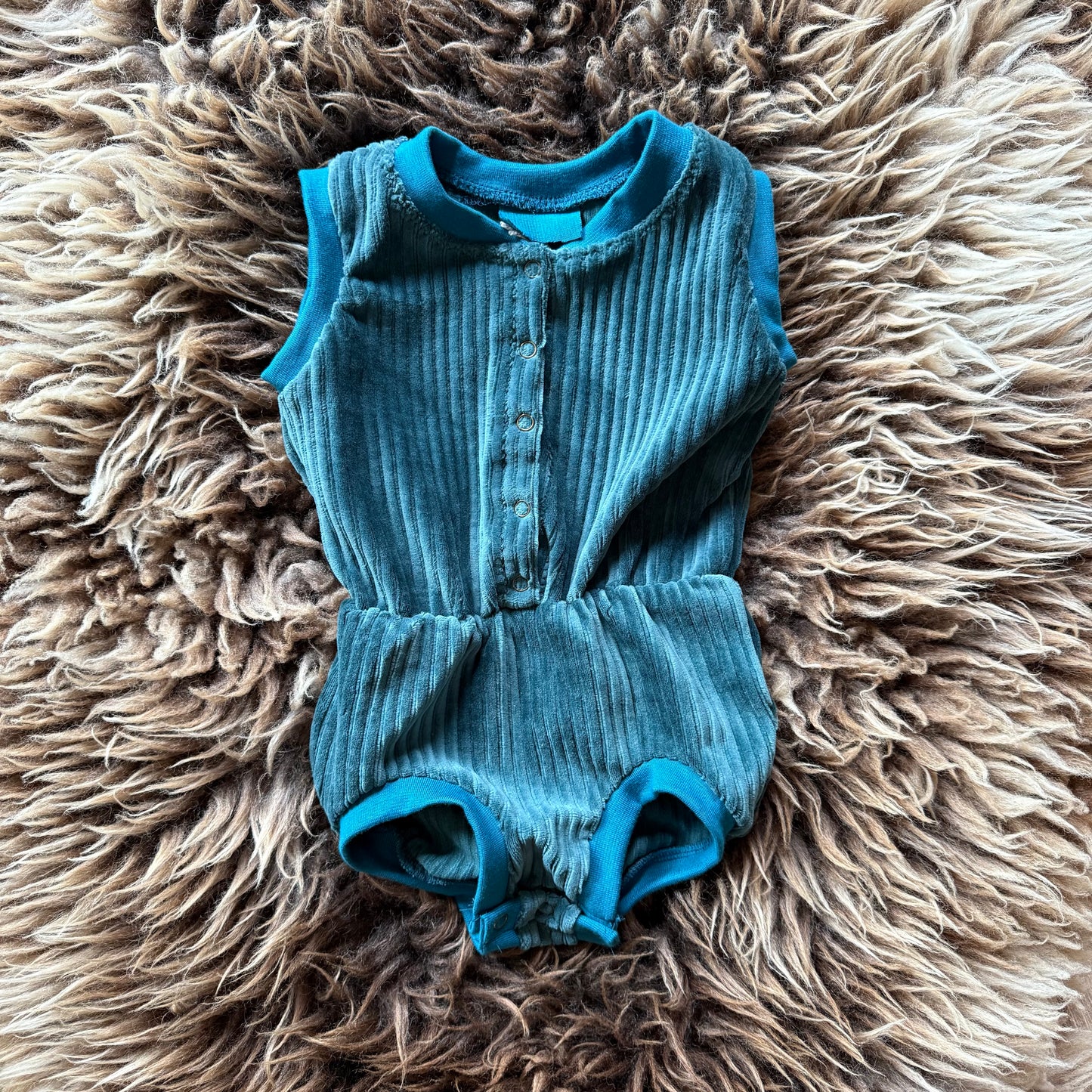 baby retro romper geschikt voor wasbare luiers, petrol blauw corduroy