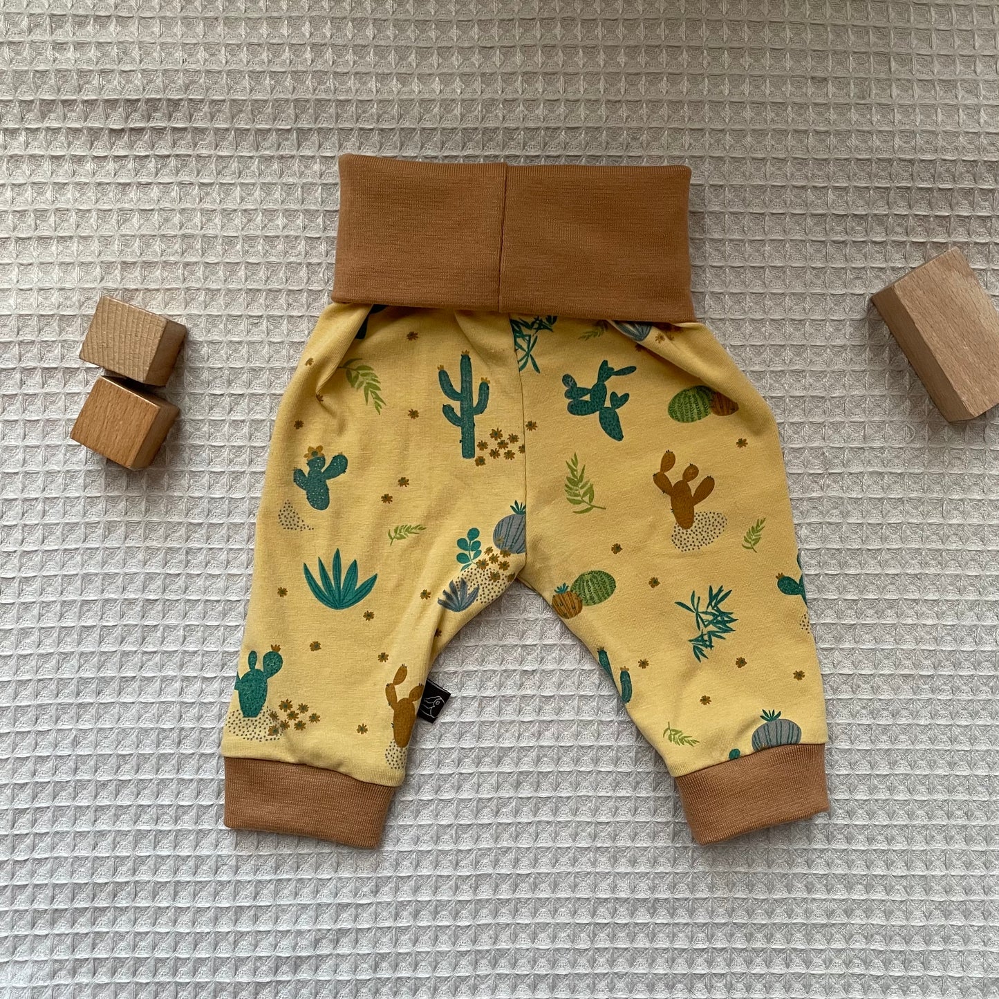 Tweedehands Broekje Yellow Cacti 50-56