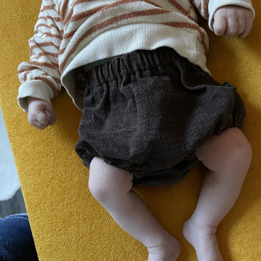 baby draagt denim bummies met wasbare luier