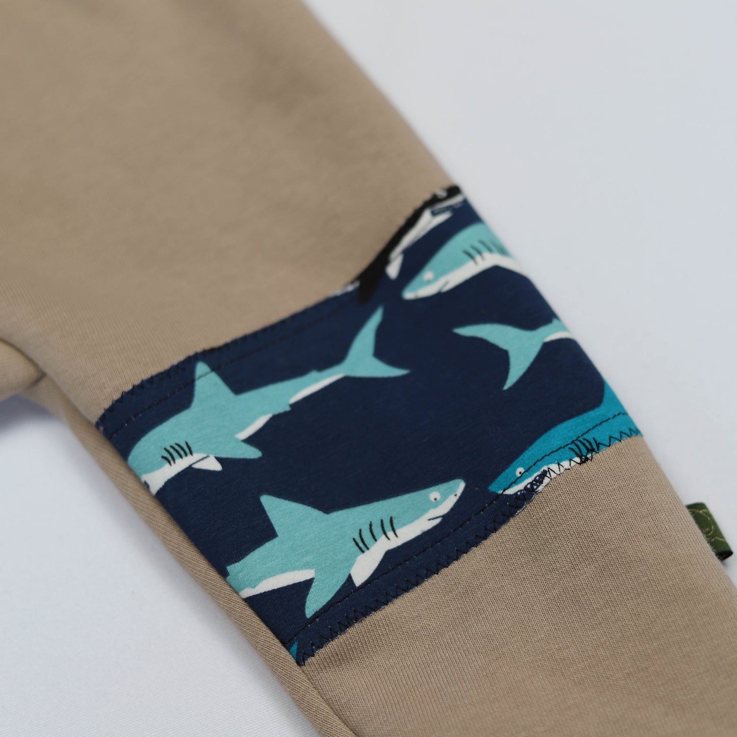 Meegroeibroekje Shark Latte