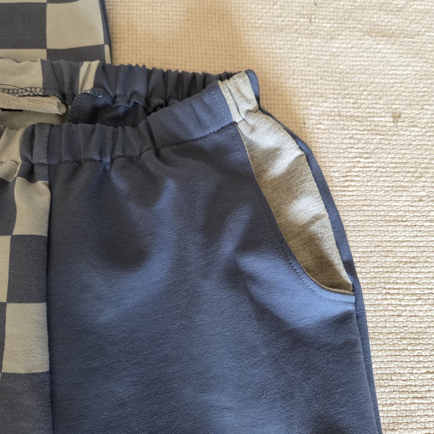 zakdetail aan shorts voor over wasbare luiers, blauw french terry