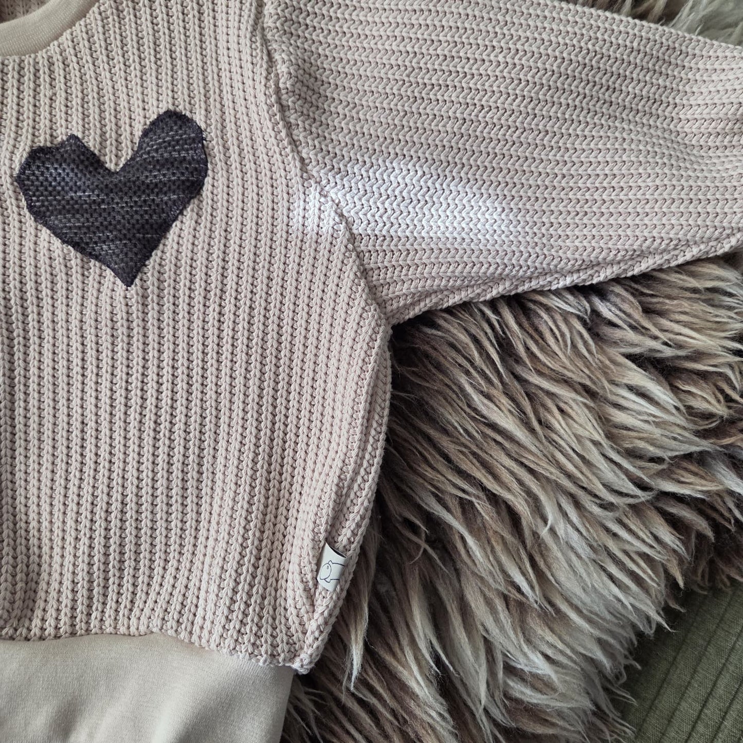 creme knit sweater met hartje. handgemaakt