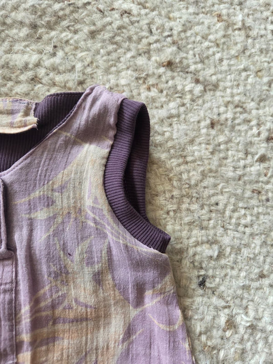 Detail van het armboordje aan lila linnen romper met botanische print. uniek