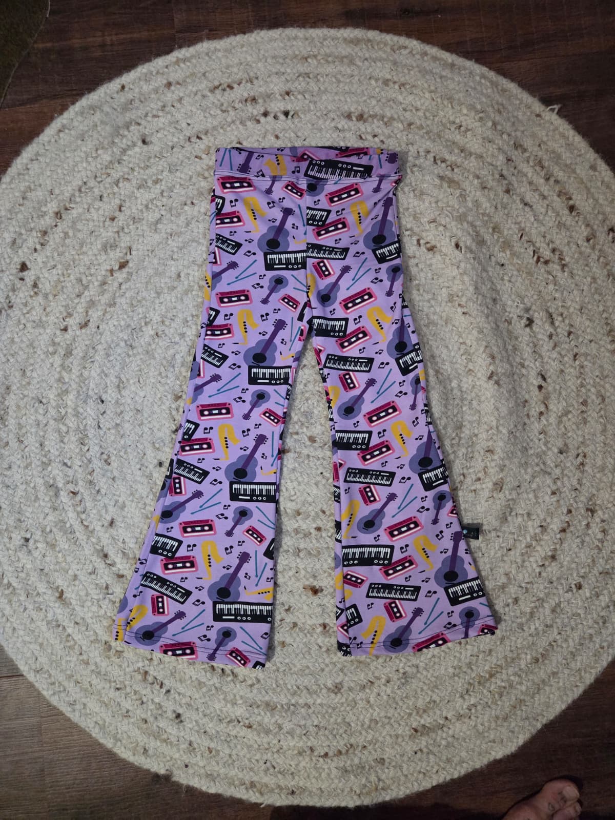flared legging voor over wasbare luiers, handgemaakt met instrumenten print