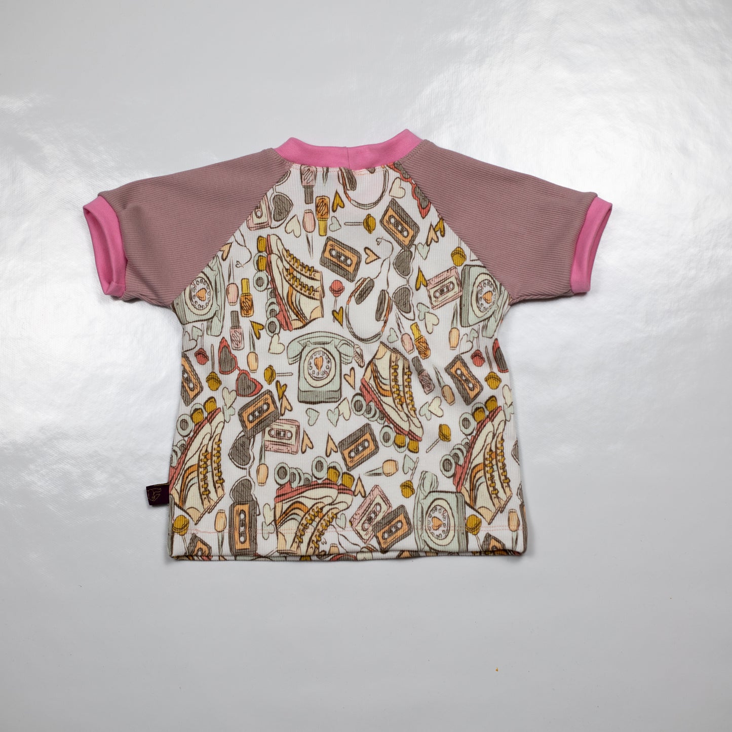 achterkant van handgemaakt uniek kindershirt met retro print