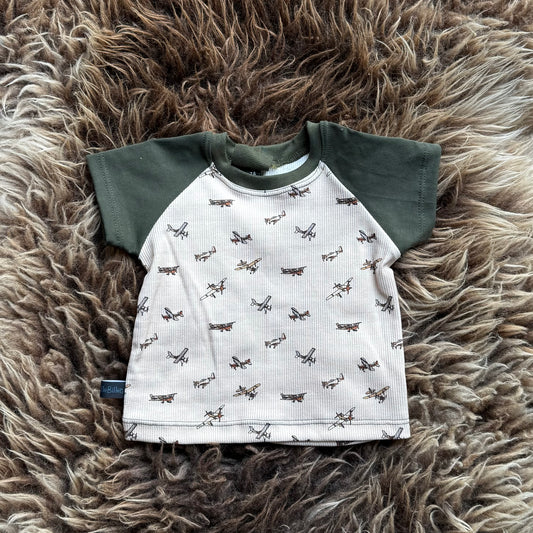 handgemaakt t-shirt van ribtricot met vliegtuigen en donkergroene raglanmouwen