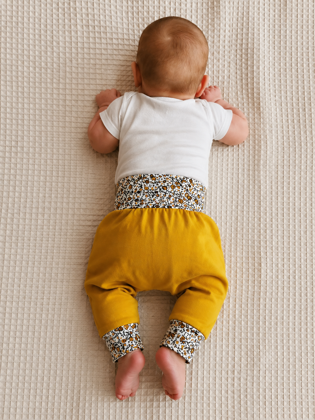 baby draagt modal oker harembroekje geschikt voor wasbare luiers