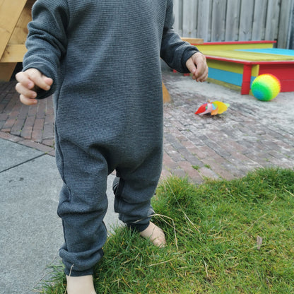 closeup van een grijze onesie voor wasbare luiers