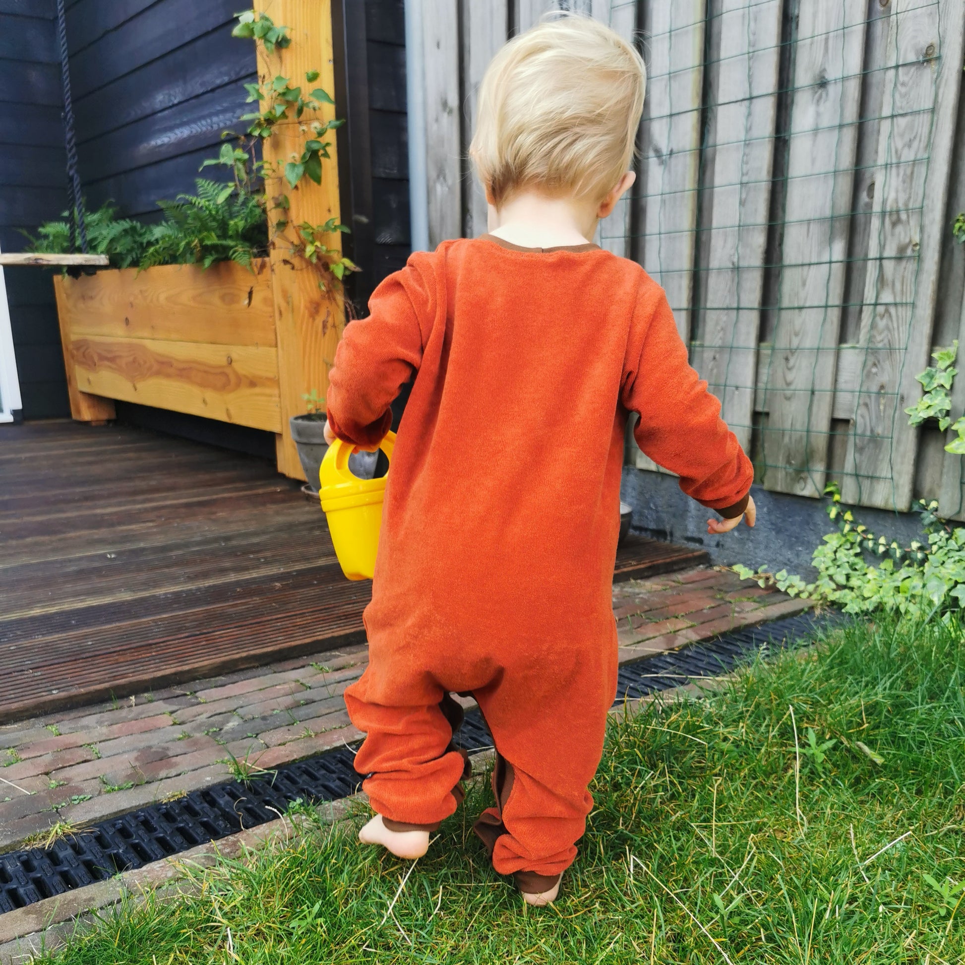 dreumes die een onesie voor wasbare luiers aan heeft, badstof