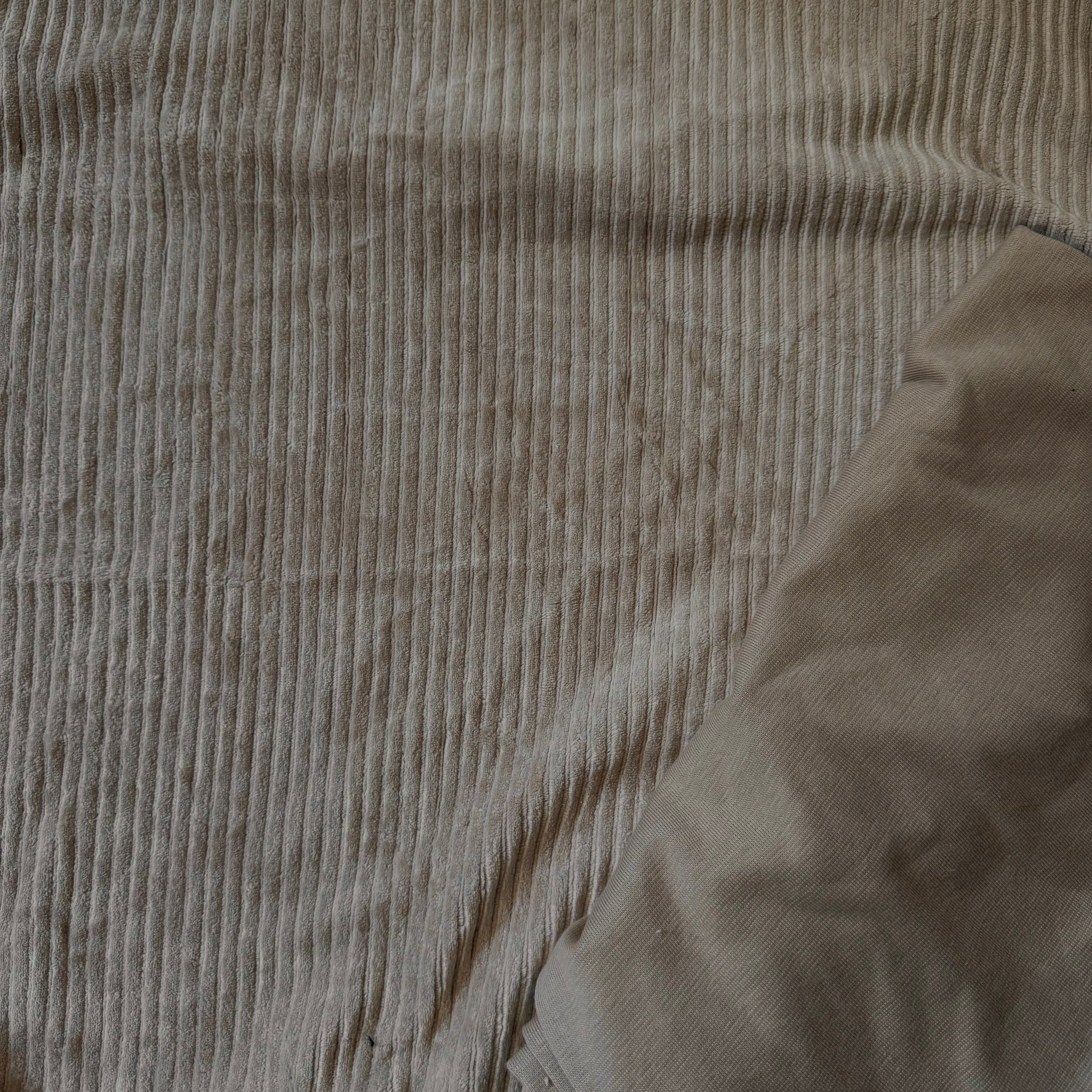 beige corduroy stof met bijpassende boordstof