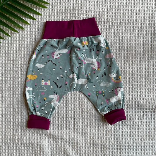 harembroekje voor wasbare luiers, unicornprint, met aubergine boord. Achterkant