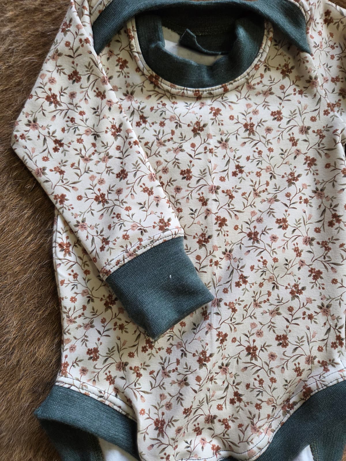 detail van mouw romper voor wasbare luiers