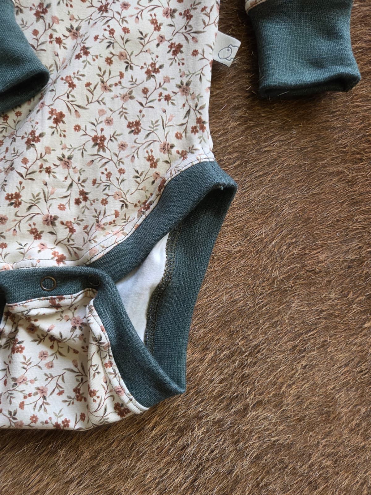 detail van romper speciaal voor wasbare luiers, biologisch katoen