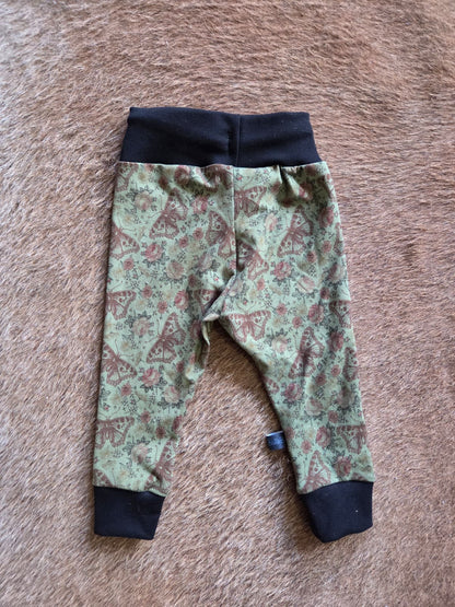 achterkant van slank broekje van tricot voor wasbare luiers