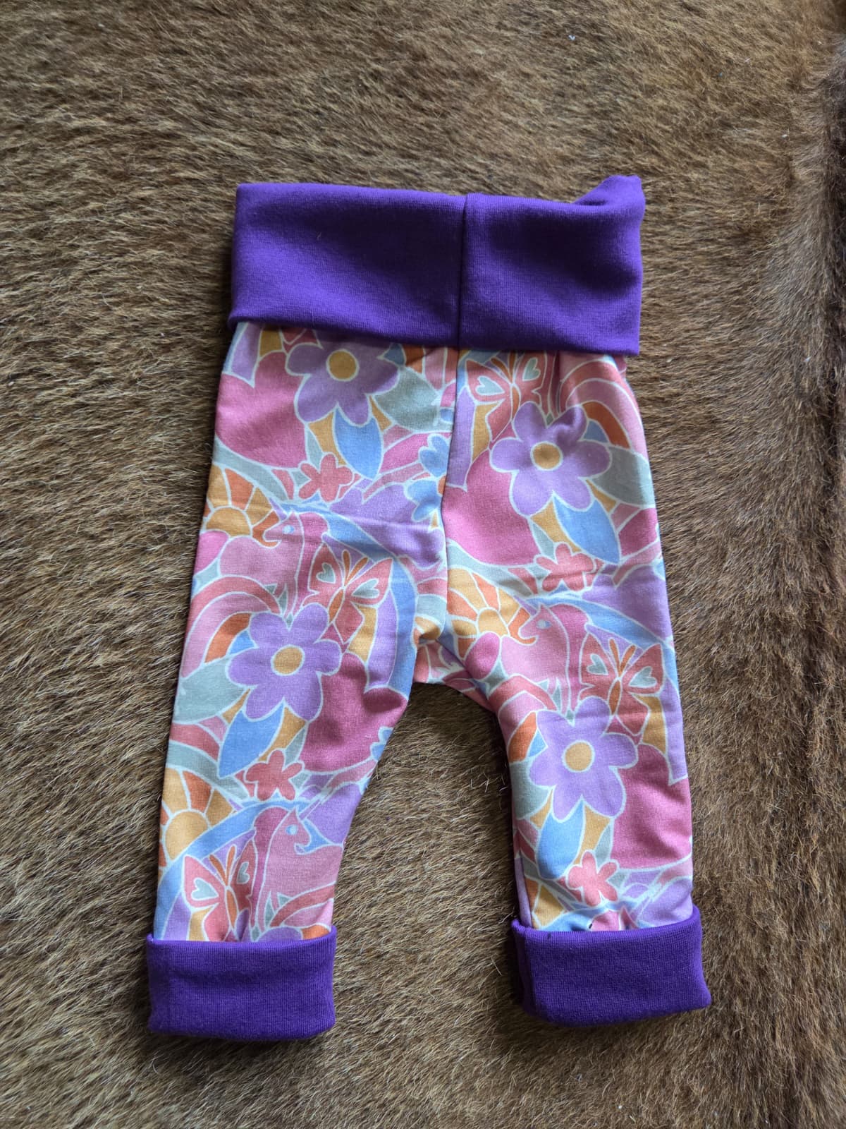 achterkant van meegroeibroekje voor wasbare luiers gemaakt van french terry