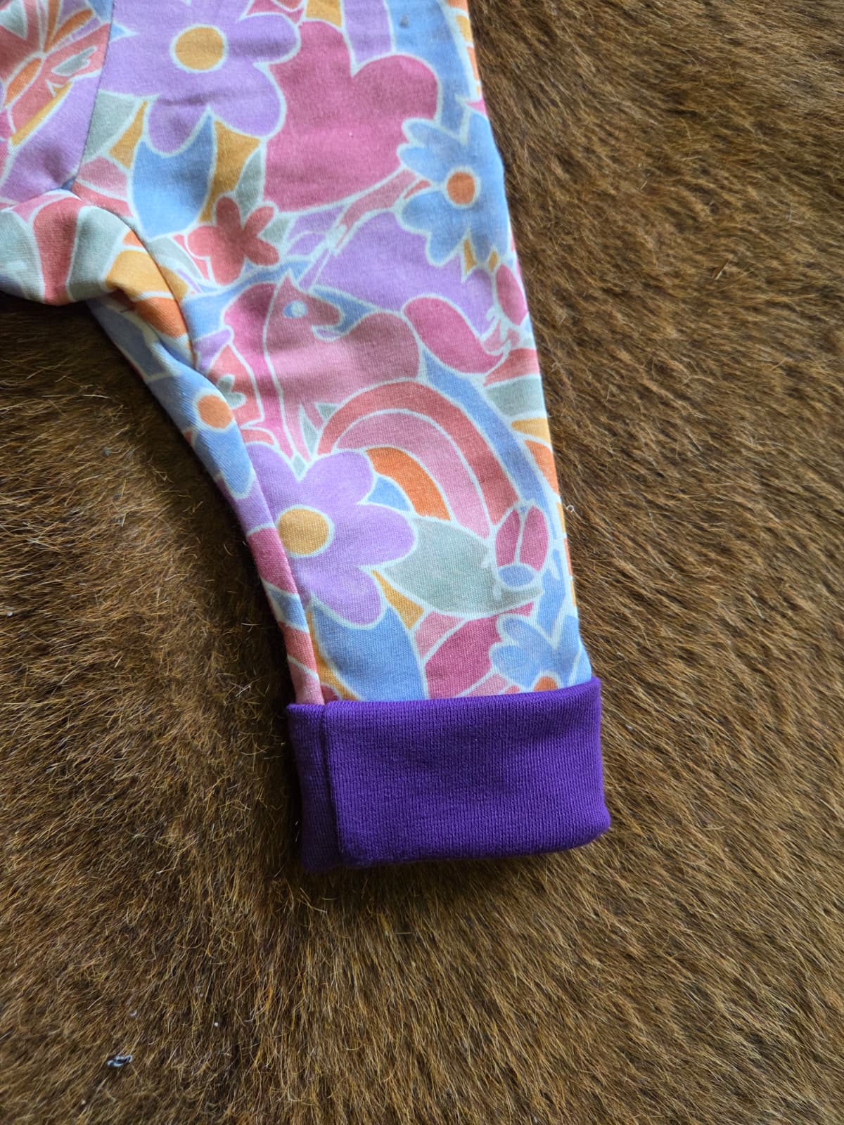 detail van het enkelboord bij een french terry meegroeibroekje