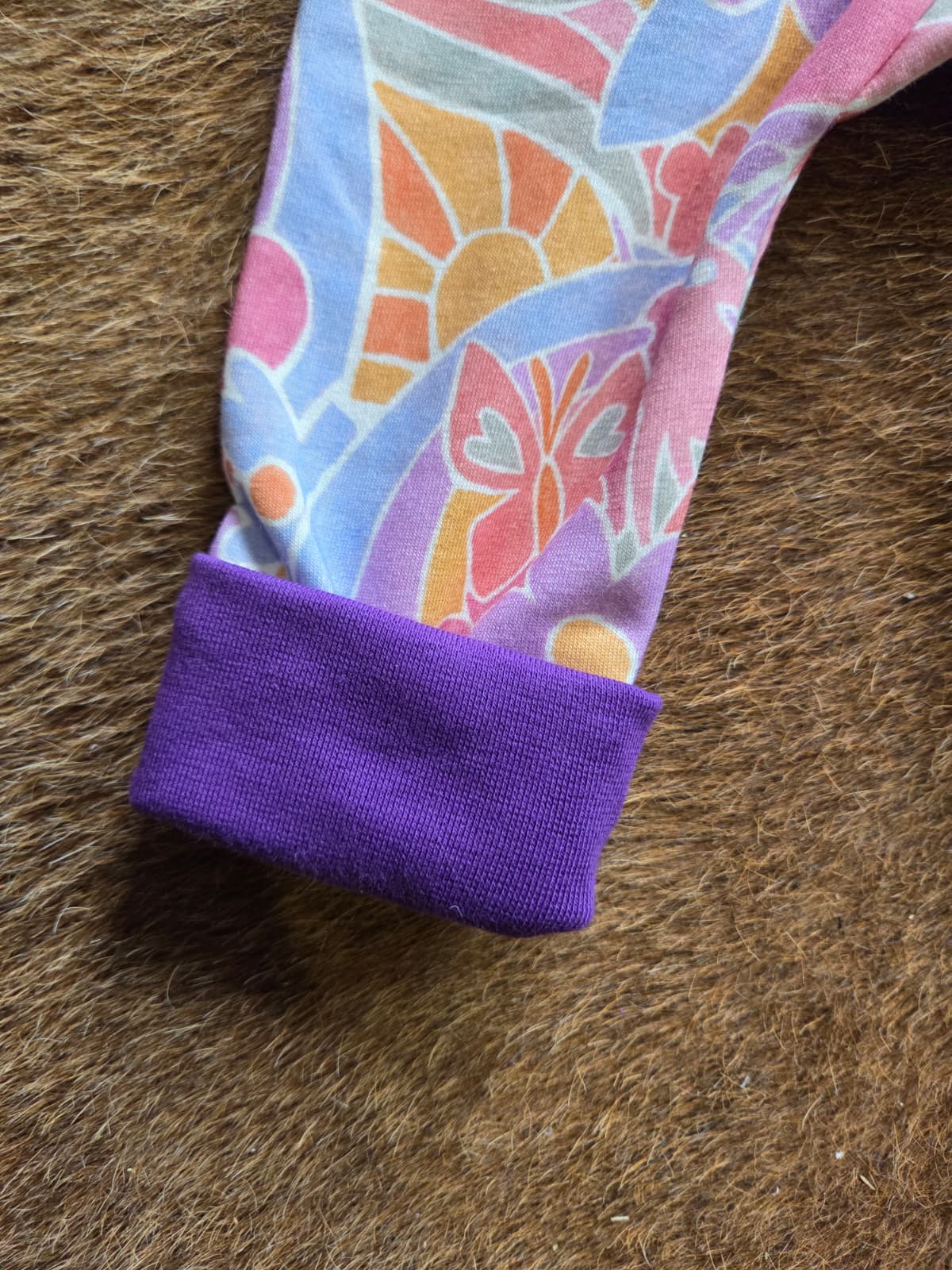 detail van het boordje van een french terry meegroeibroekje voor wasbare luiers