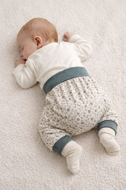 baby in harembroekje met wasbare luier uitgevoerd in tricot met bloemetjes