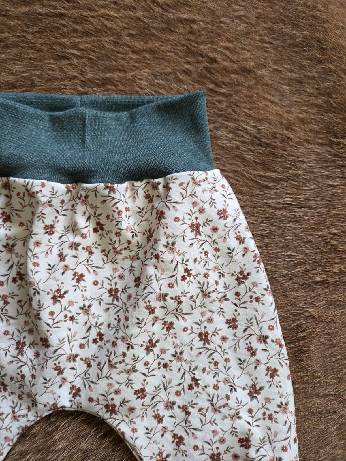 boordstof detail bij tricot harembroekje voor wasbare luiers