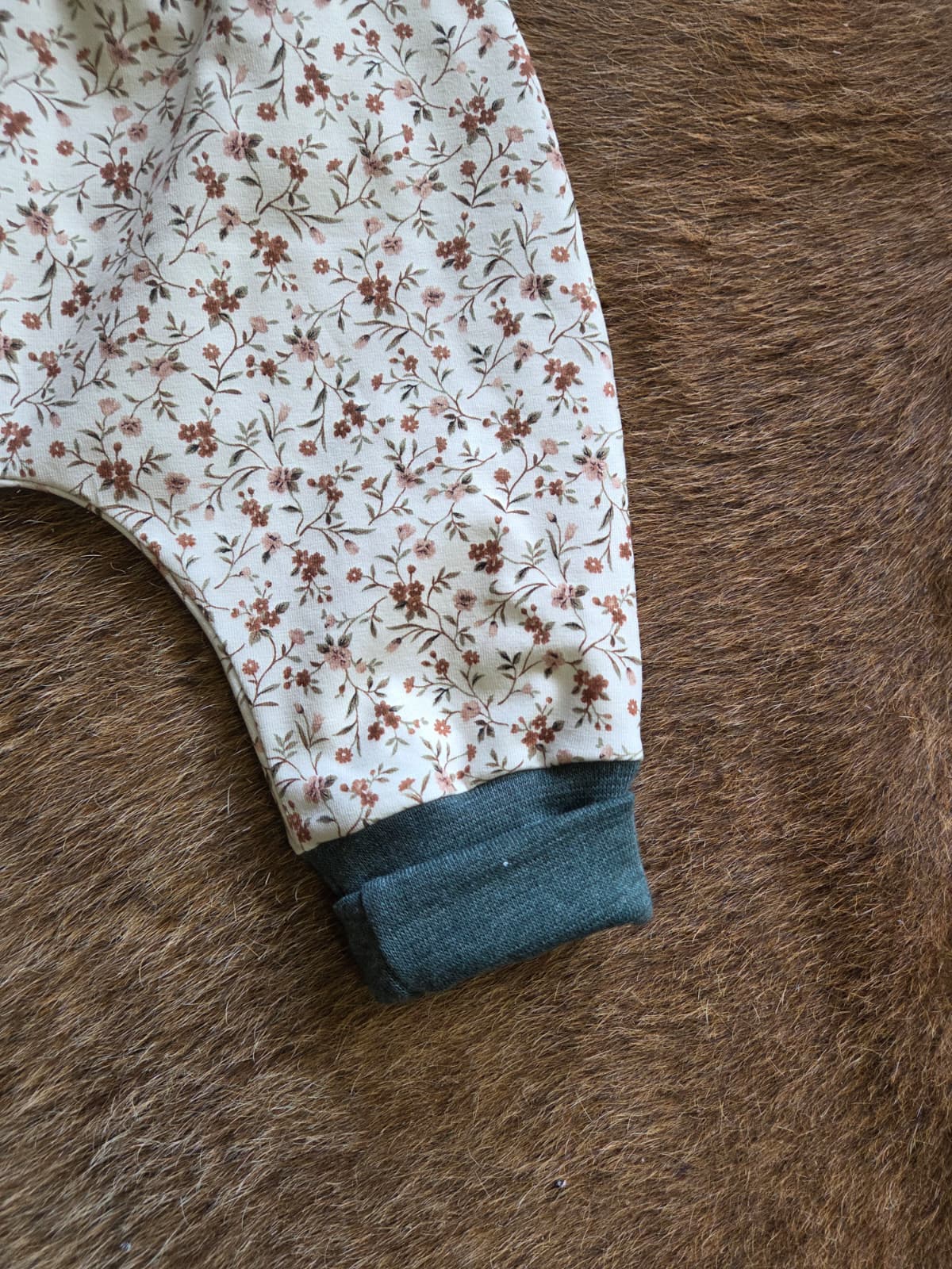 detail van enkelboordje bij harembroekje voor wasbare luiers