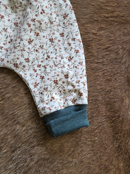 detail van enkelboordje bij harembroekje voor wasbare luiers