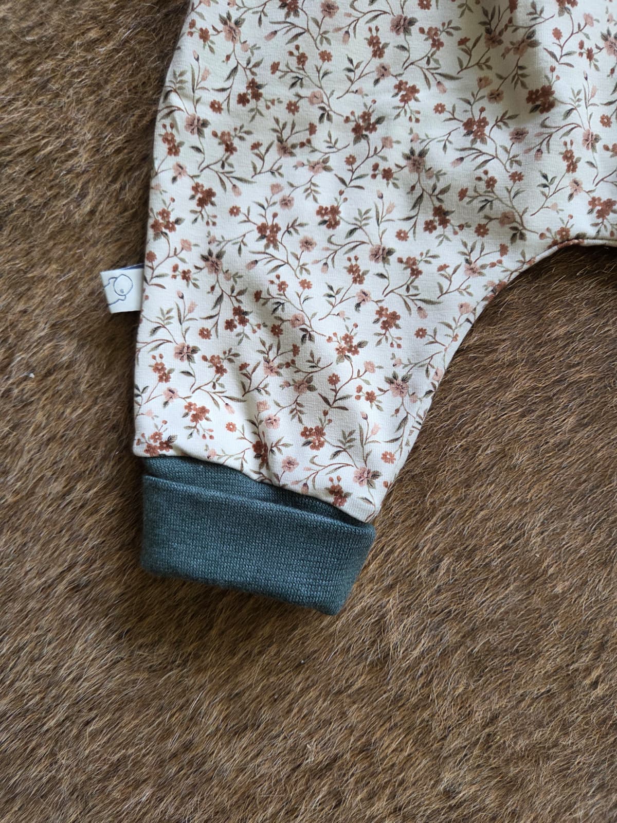 detail van groen enkelboord bij tricot harembroekje voor wasbare luiers