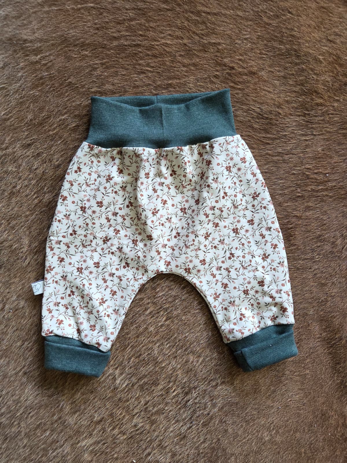 tricot harembroekje met retro bloemetjes voor wasbare luiers