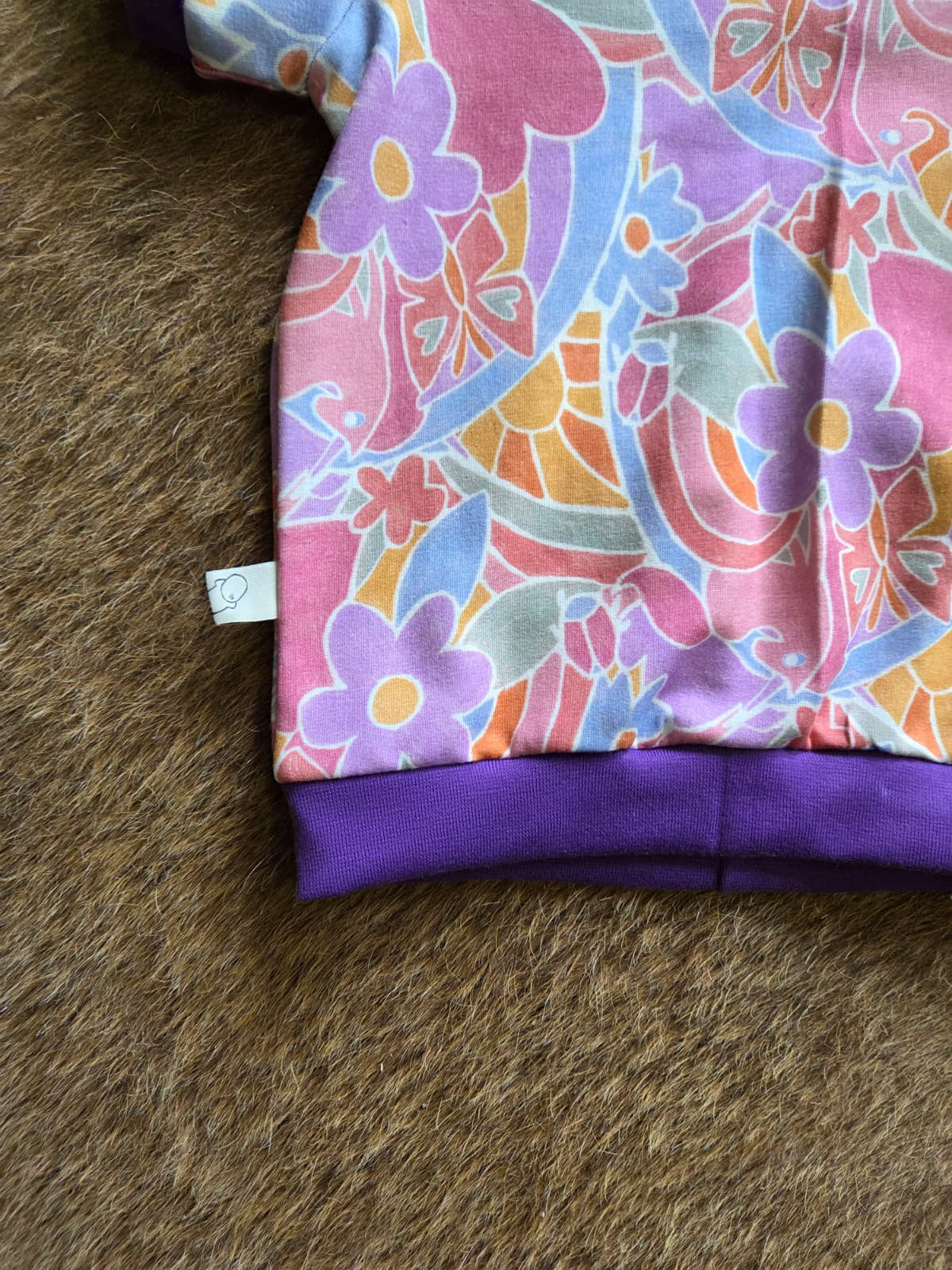 detail van het paarse boord bij een zacht T-Shirt van French Terry