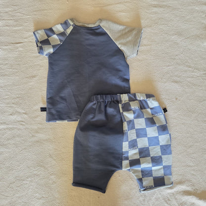 achterkant setje voor kindje in wasbare luiers. French terry blauw