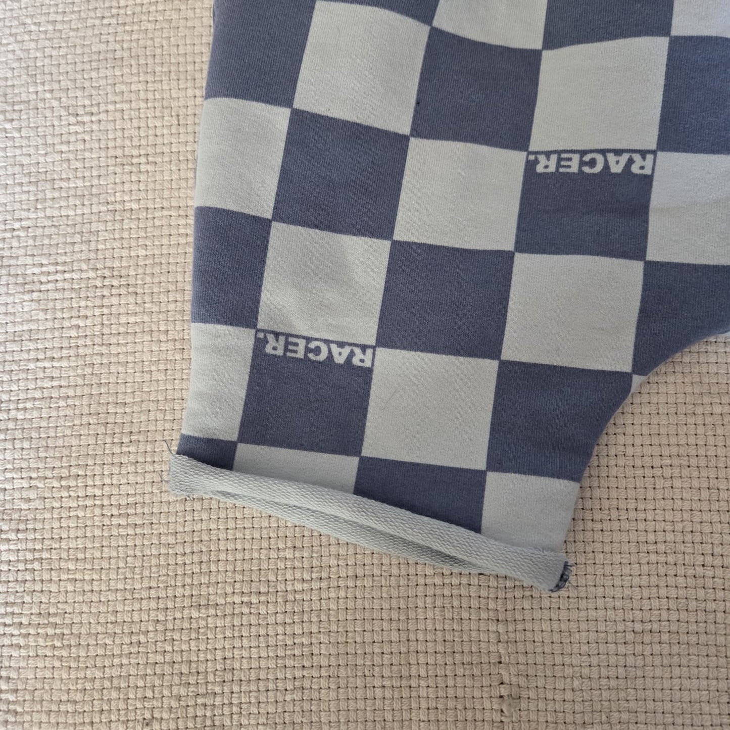 detail van pijpje broekje voor over wasbare luiers, geblokt blauw