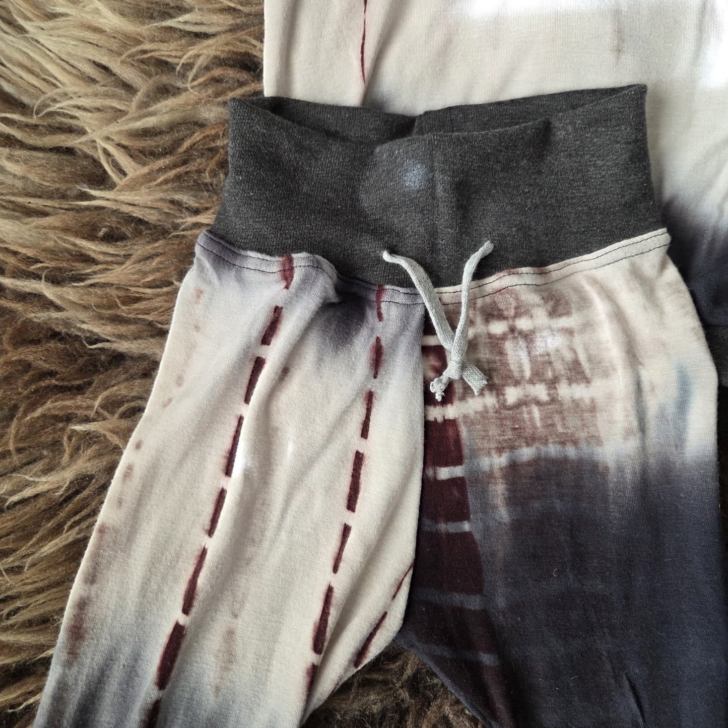 trekkoord aan slank broekje voor wasbare luiers, viscose grijs met wit