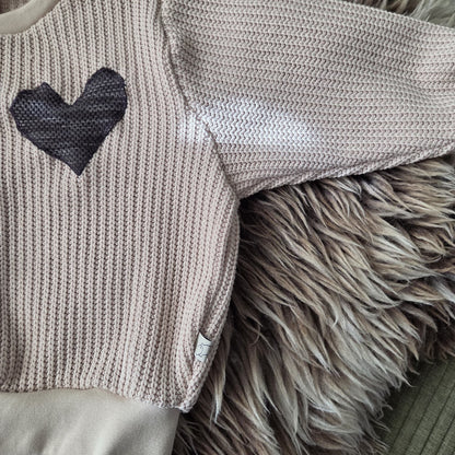 creme knit sweater met hartje. handgemaakt