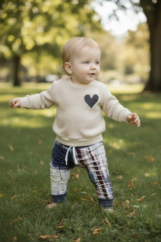 peuter draagt knit sweater creme katoen, biologisch. Met broekje voor wasbare luiers