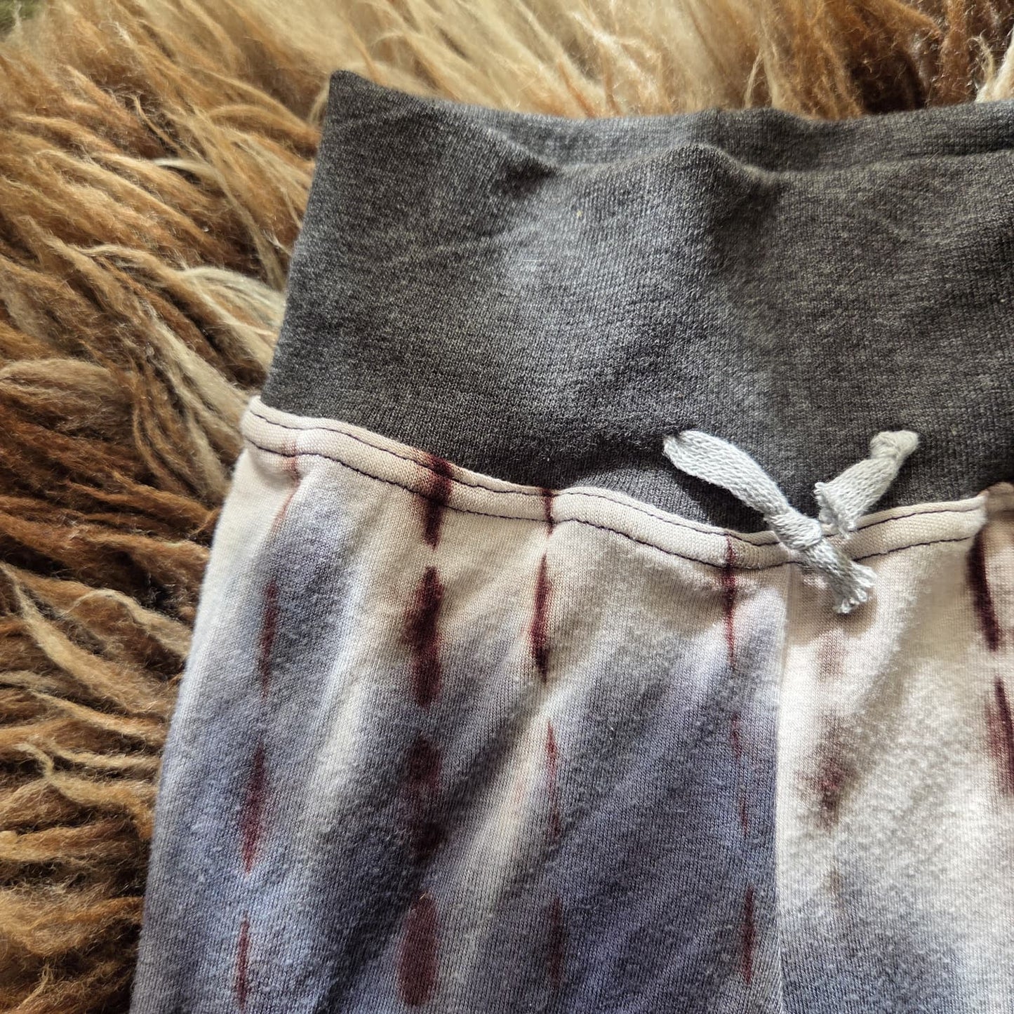 detail van zachte tailleband aan zomerbroekje voor wasbare luiers