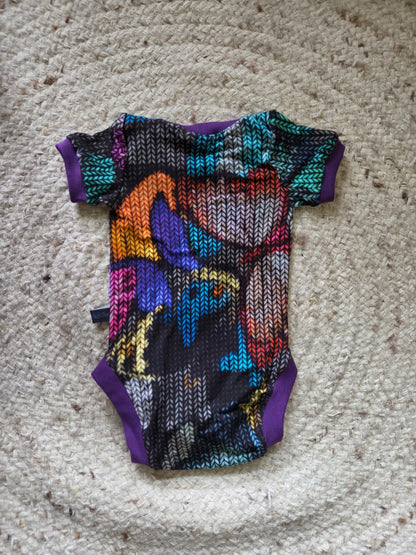 romper in veel kleuren, geschikt voor wasbare luiers. achterkant
