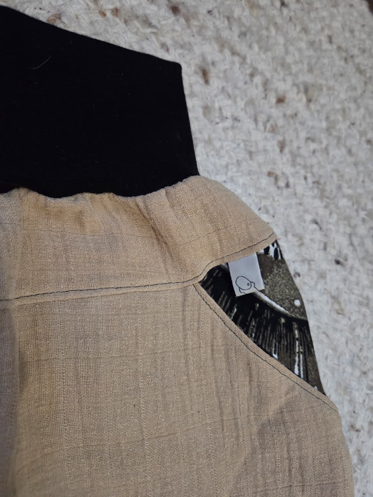 zakdetail van harembroekje geschikt voor wasbare luiers, zandkleurig