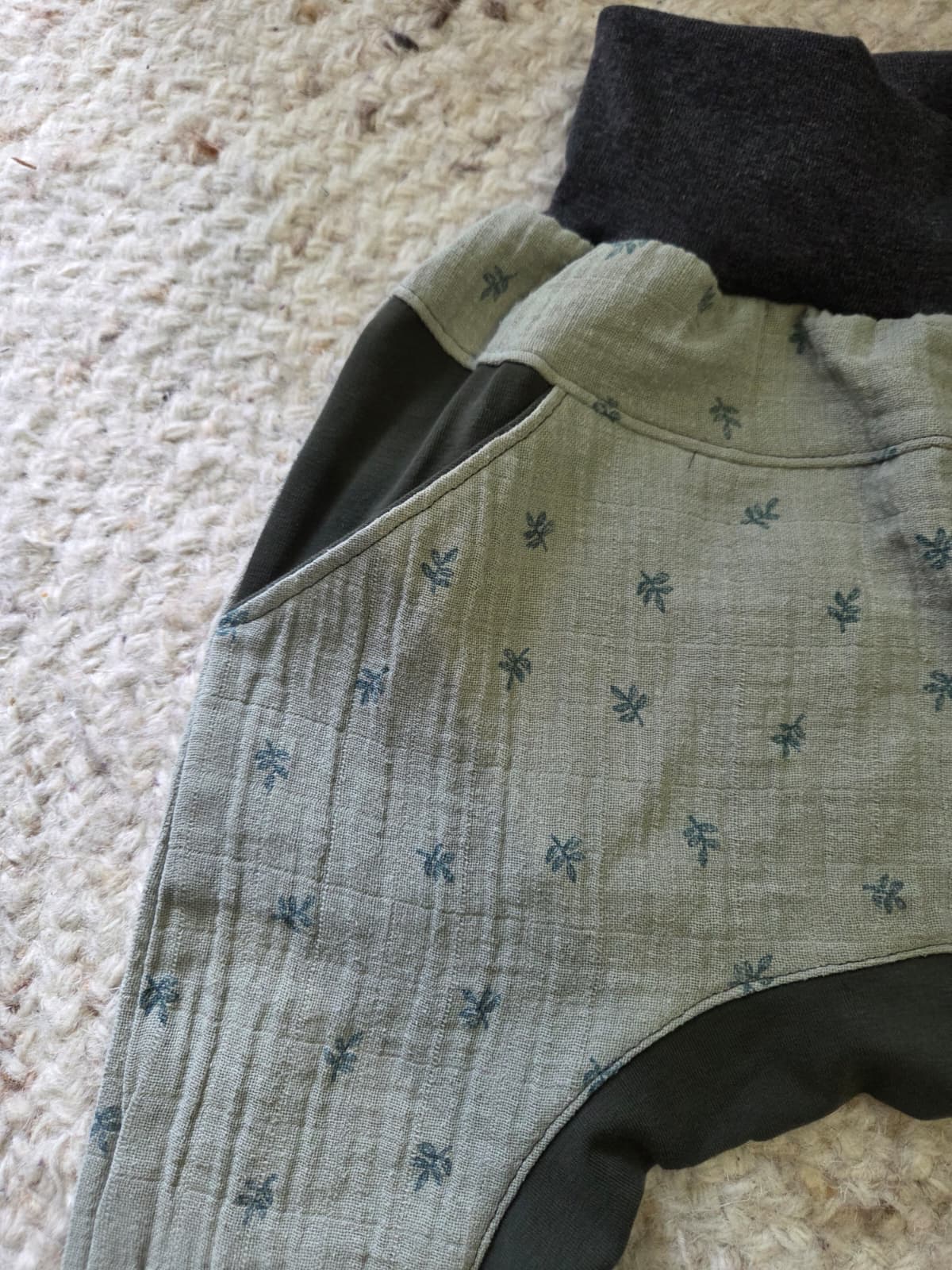 detailfoto van de steekzak aan een hydrofiel harembroekje geschikt voor wasbare luiers