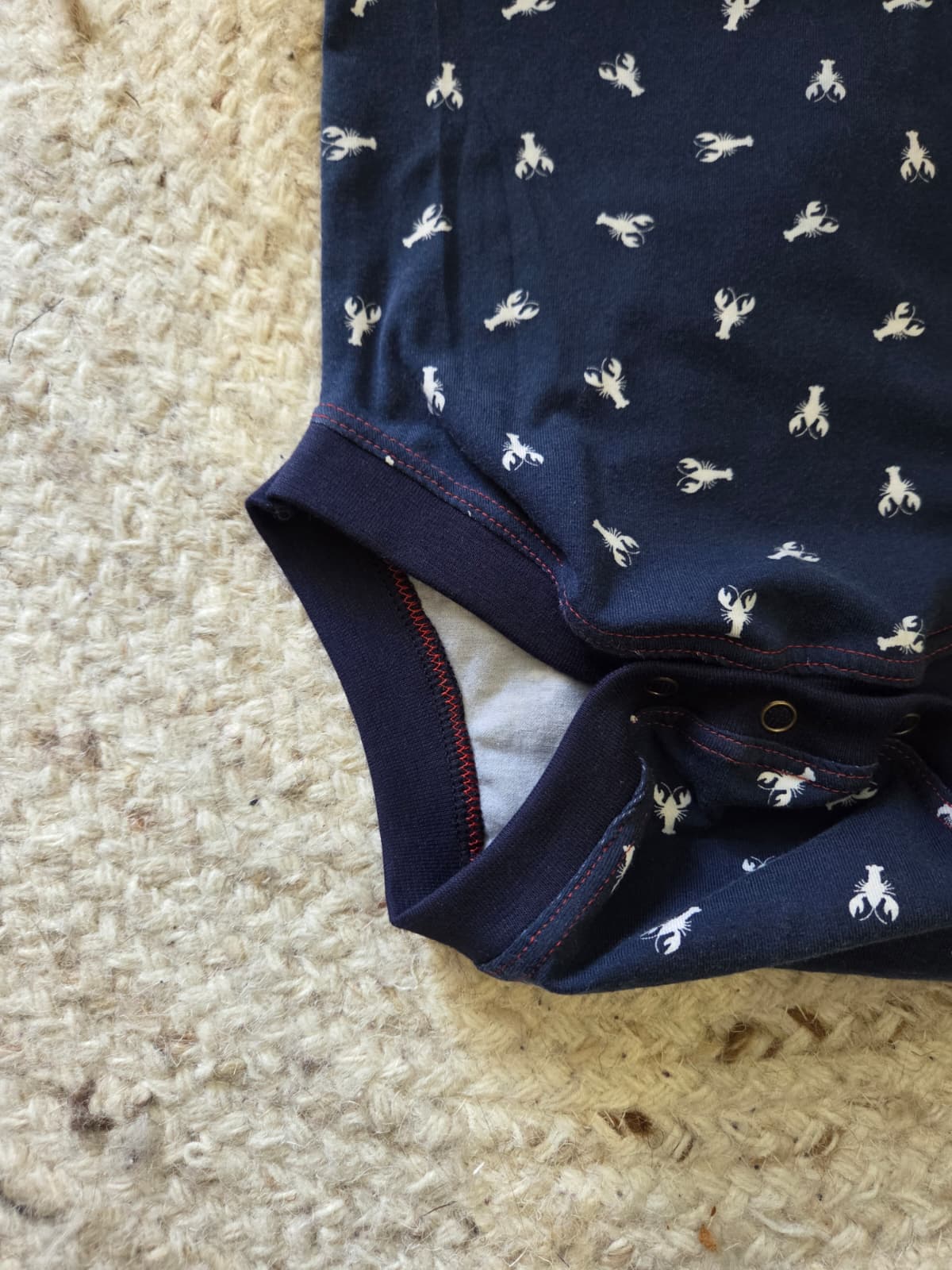 detail van de sluiting aan een romper speciaal voor wasbare luiers. 