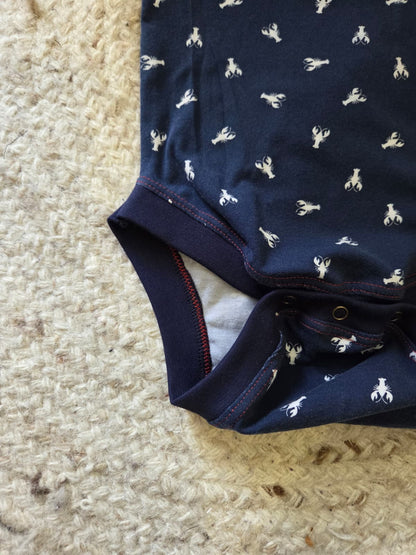 detail van de sluiting aan een romper speciaal voor wasbare luiers. 