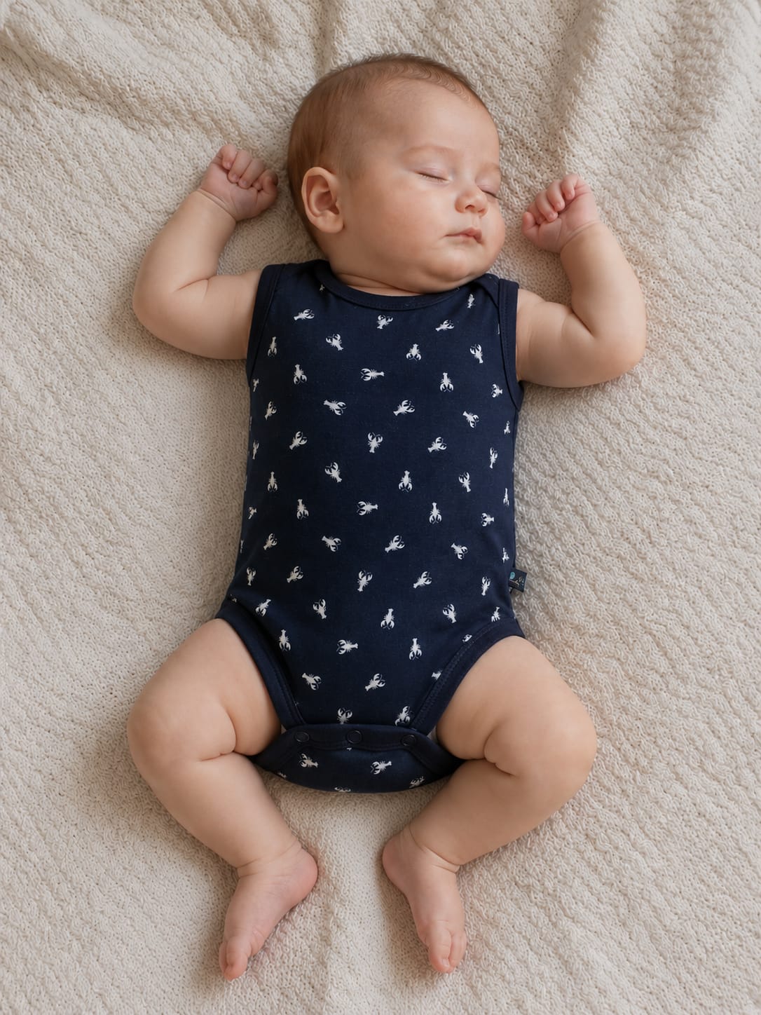 baby draagt romper geschikt voor wasbare luiers, donkerblauw met kreeften