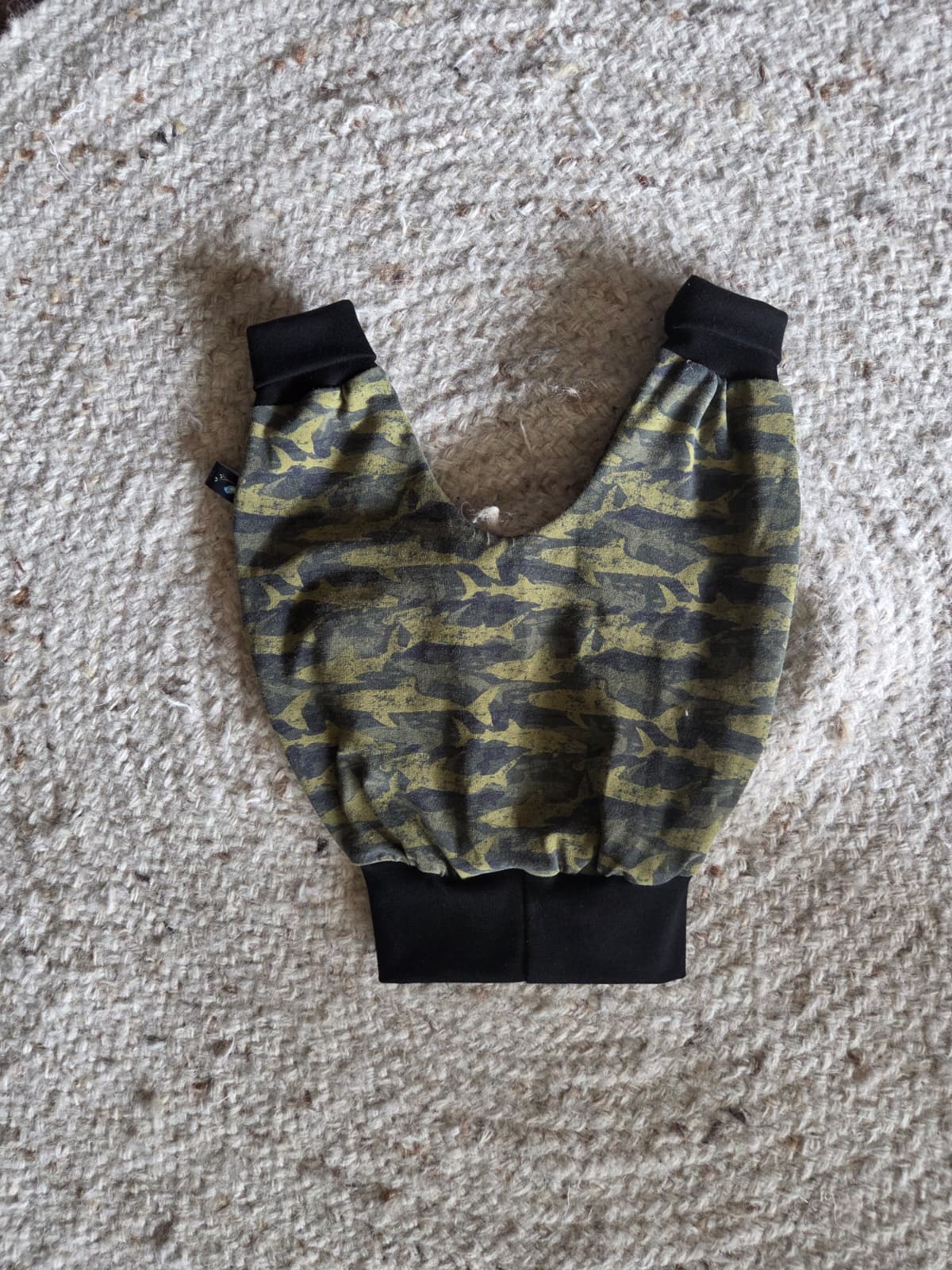 handgemaakt harembroekje achterkant. geschikt voor wasbare luiers, camo style haaienprint