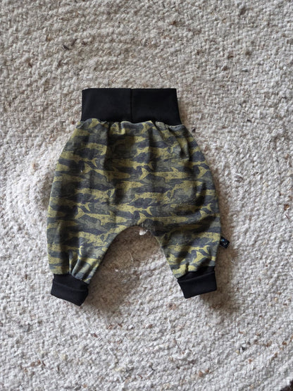 handgemaakt harembroekje achterkant. geschikt voor wasbare luiers, camo style haaienprint