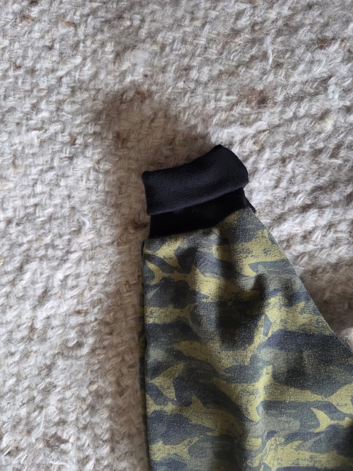 zwart enkelboordje aan handgemaakt babybroekje