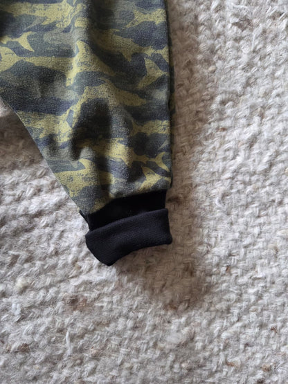 zwart enkelboordje aan handgemaakt babybroekje