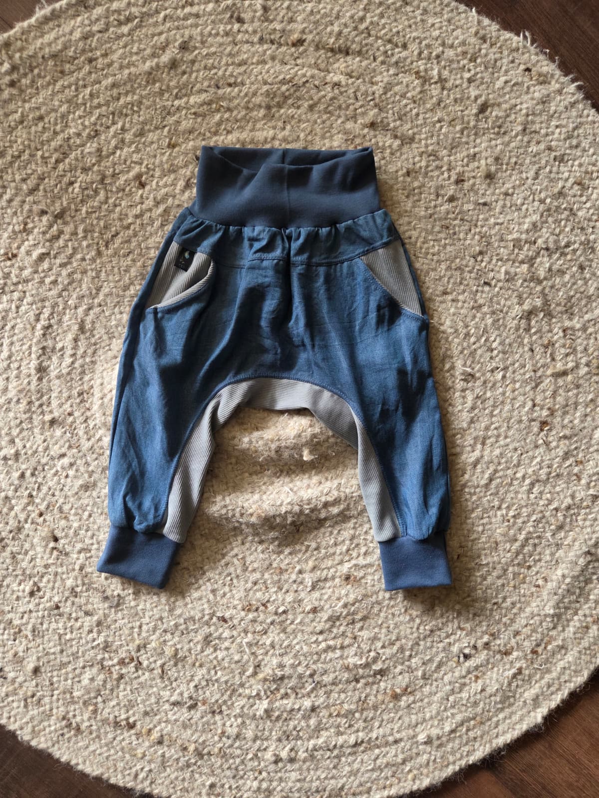 baby harembroekje handgemaakt van hergebruikt denim. Geschikt voor wasbare luiers