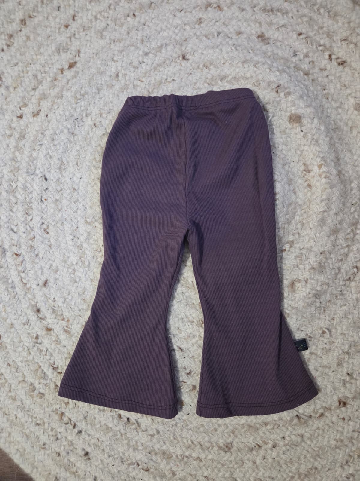 flared legging van ribtricot in paars, geschikt voor wasbare luiers. achterkant