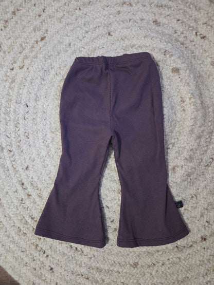 flared legging van ribtricot in paars, geschikt voor wasbare luiers. achterkant