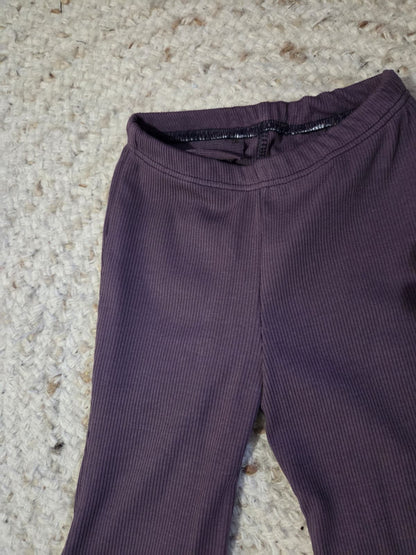 tailleband van elastiek aan legging geschikt voor wasbare luiers.